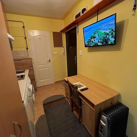 Tiny Private Apartment In Central Buda. Budapest Esterno foto