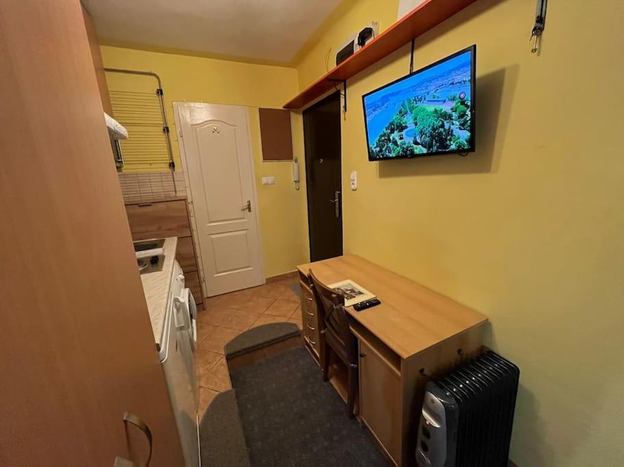 Tiny Private Apartment In Central Buda. Budapest Esterno foto