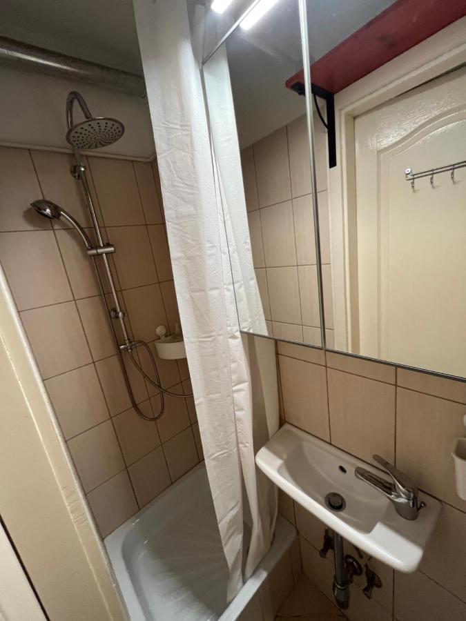 Tiny Private Apartment In Central Buda. Budapest Esterno foto